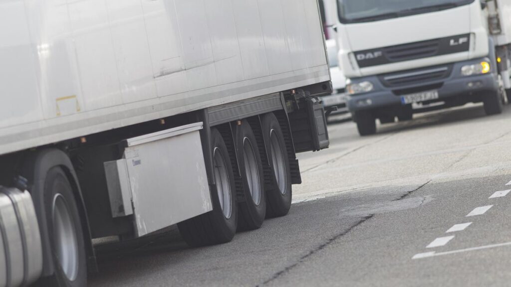 La patronal del transporte en Canarias continuará el paro indefinido tras celebrar este lunes la primera jornada