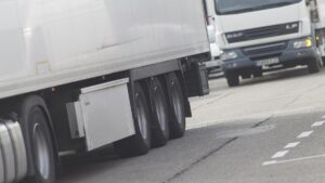 La patronal del transporte en Canarias continuará el paro indefinido tras celebrar este lunes la primera jornada